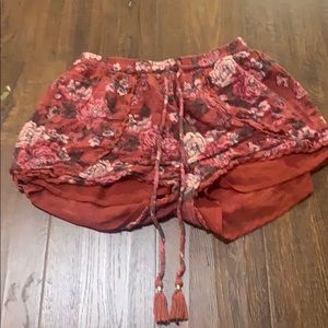 American Eagle maroon shorts